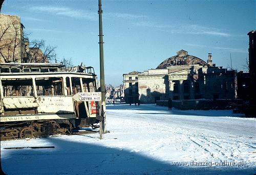 GDAŃSK 1946 - KOLOR - Wrak tramwaju na Targu Węglowymw glebi ruiny teatru.jpg